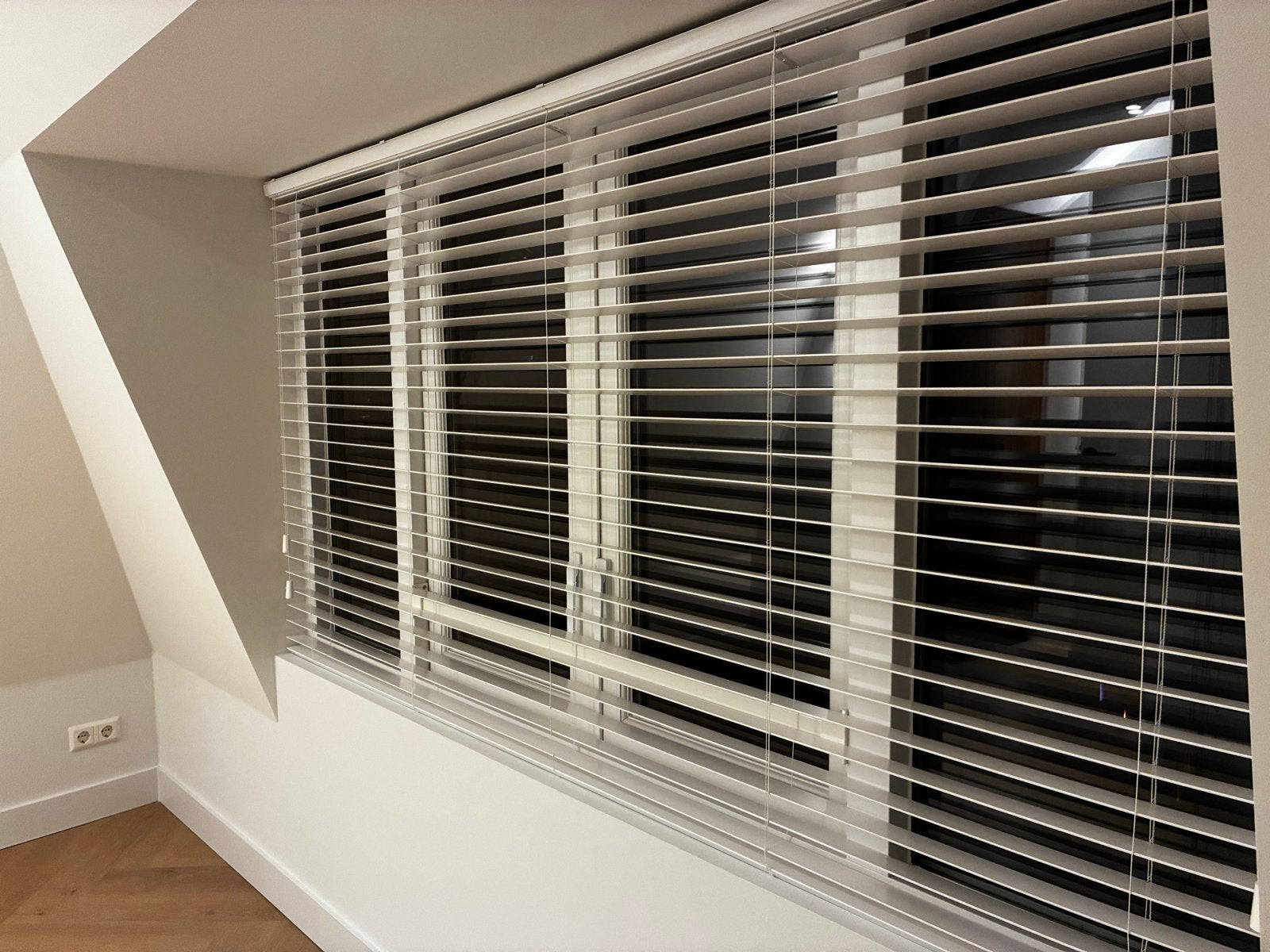 Nieuwe houtlook jaloezie wit 50 mm – 226  122 cm – Veneta, Huis en Inrichting, Ophalen, Jaloezie, Overige merken, Wit