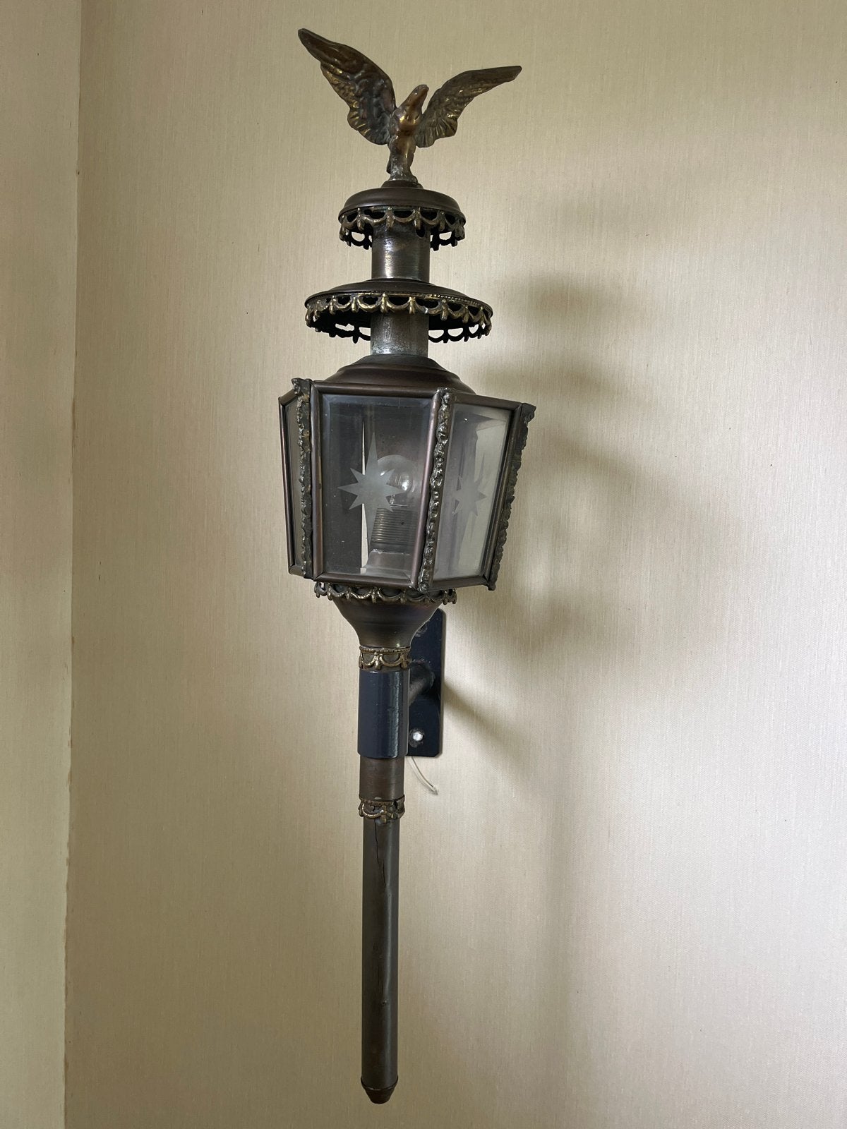 Antieke koperen wandlamp met adelaar decoratie, Antiek en Kunst, Ophalen