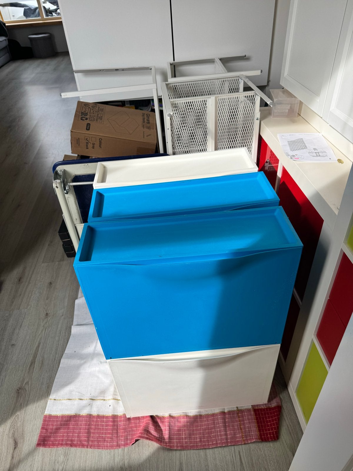 6 IKEA Trofast opbergkast met blauwe bakken en wit, Kinderen en Baby's, Kinderkamer | Commodes en Kasten, Gebruikt, Minder dan 50 cm