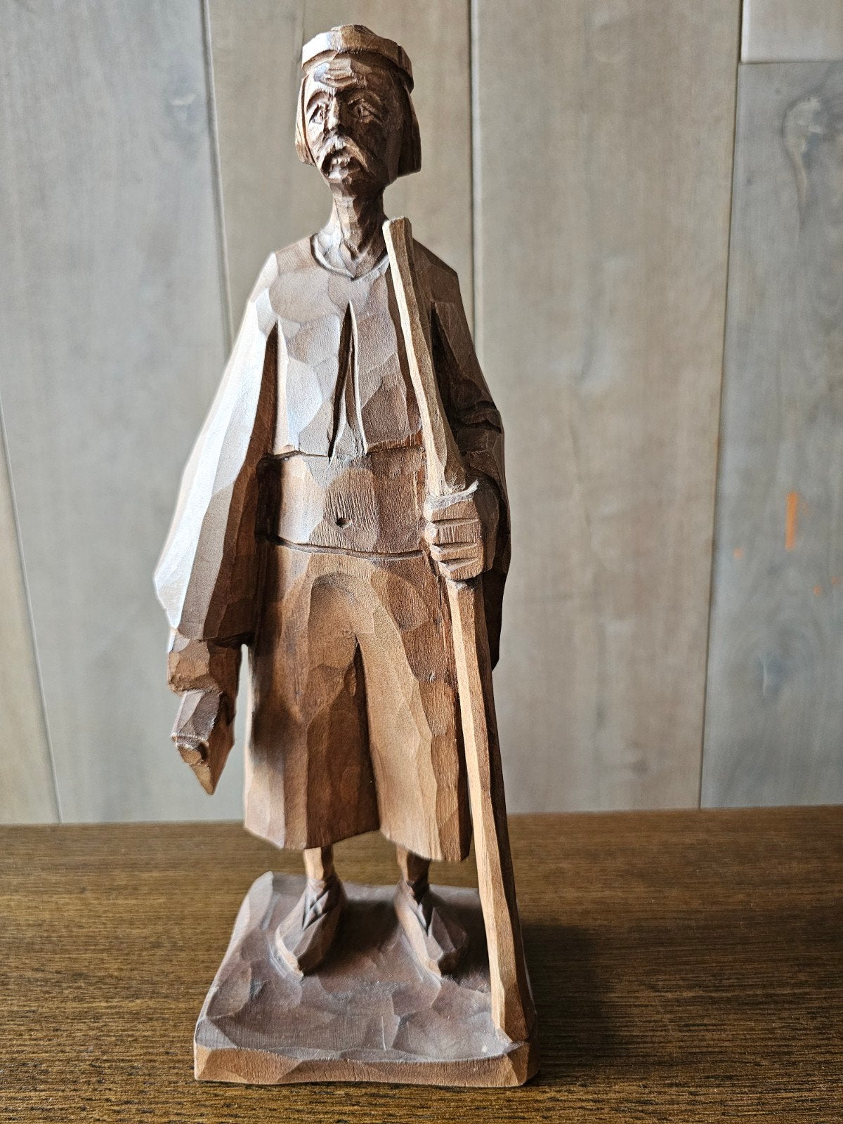 Houten beeld van Jozef Sliva, Slowaakse kunstenaar, Houtsnijwerk, Handgemaakt, Ophalen of Verzenden, 20 - 50 cm
