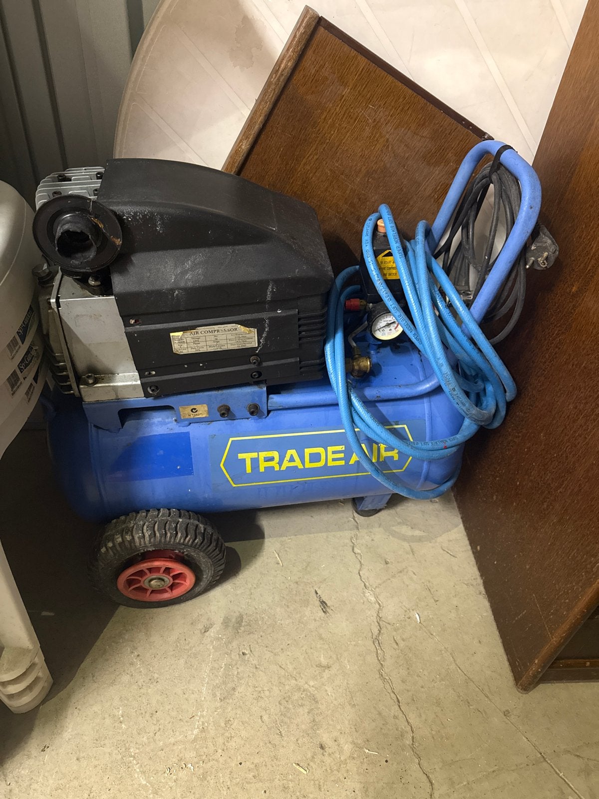 TRADEAIR Aircompressor 40L met 30m slang, Ophalen, Gebruikt, 10 bar of meer, 25 tot 100 liter