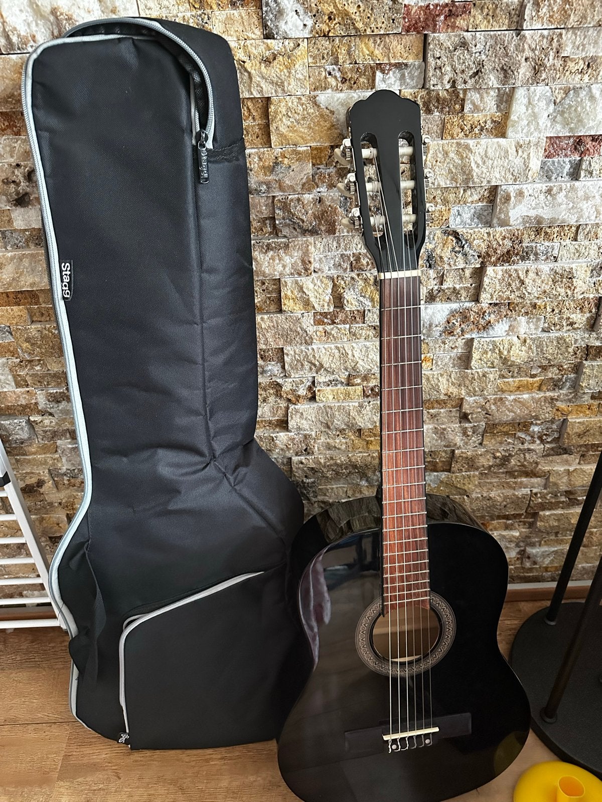 Zwarte kinder gitaar met tas, Muziek en Instrumenten, Snaarinstrumenten | Gitaren | Akoestisch, Ophalen, Gebruikt, Klassieke of Spaanse gitaar