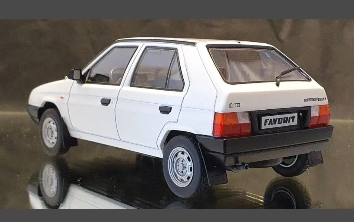 Skoda Favorit 135 L Whitebox 1:24 modelauto, Ophalen of Verzenden, Nieuw, Auto, Overige merken
