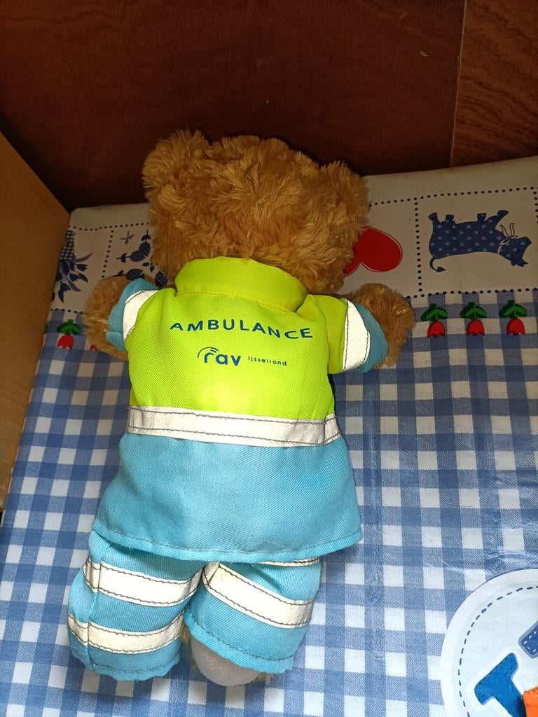 Ambulance beer knuffel 31 cm groot, Ophalen of Verzenden, Zo goed als nieuw, Beer