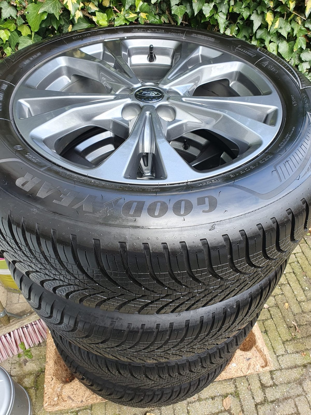 Lichtmetalen velgen met all-season banden voor Ford Kuga, Ophalen, Gebruikt