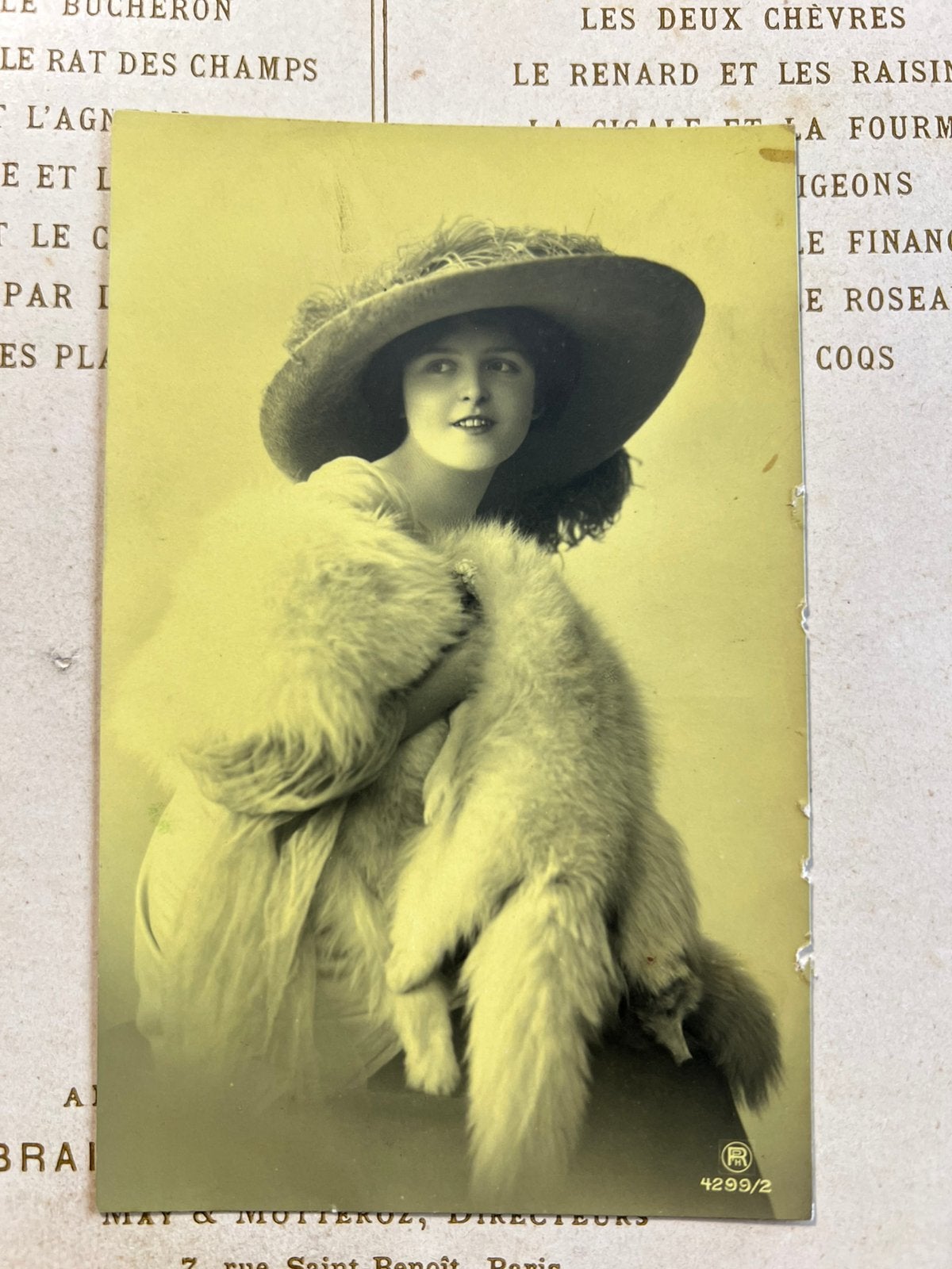 Dame met hoed en bontje (VE), Ophalen of Verzenden, Voor 1920, Overige thema's