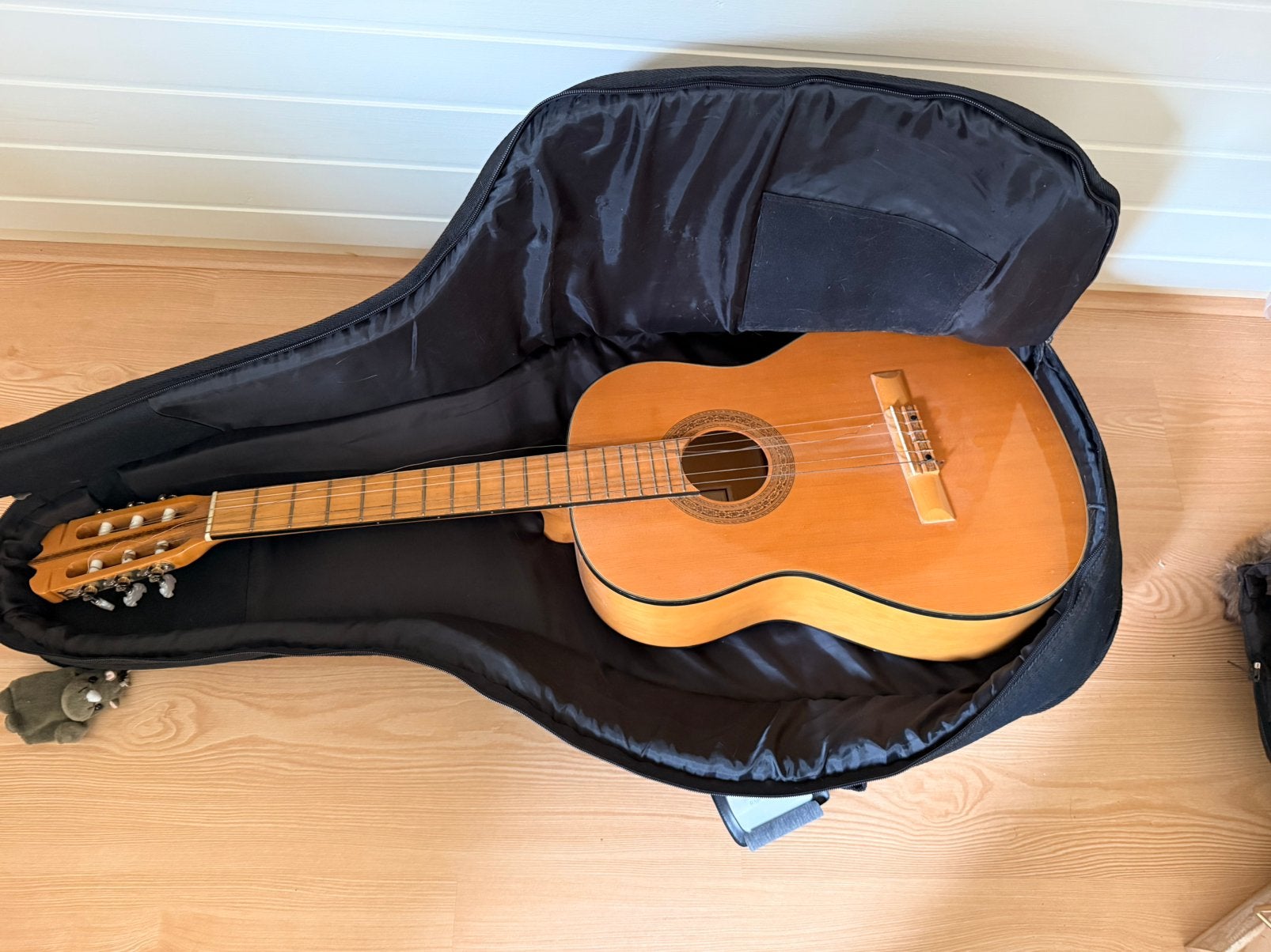Klassieke smalle gitaar met standaard en boeken, Ophalen of Verzenden, Gebruikt, Klassieke of Spaanse gitaar