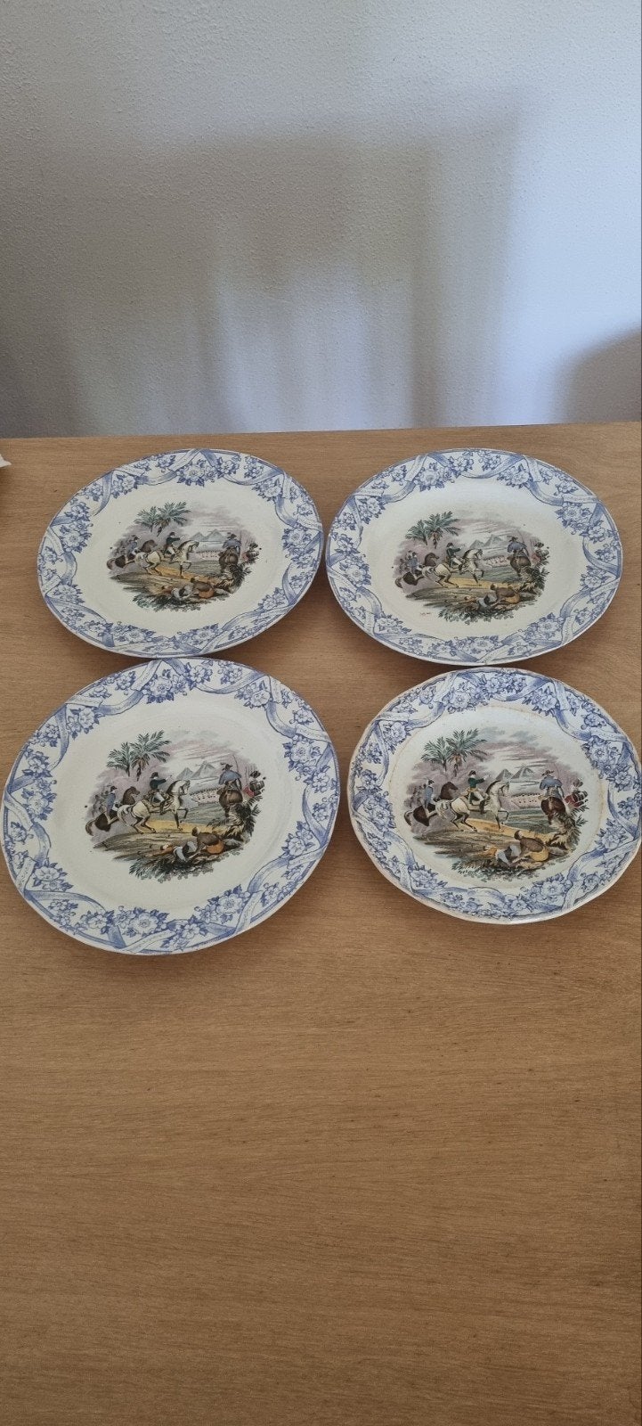 4x Antiek aardewerk Petrus (Pierre) Regout borden, Antiek en Kunst, Ophalen