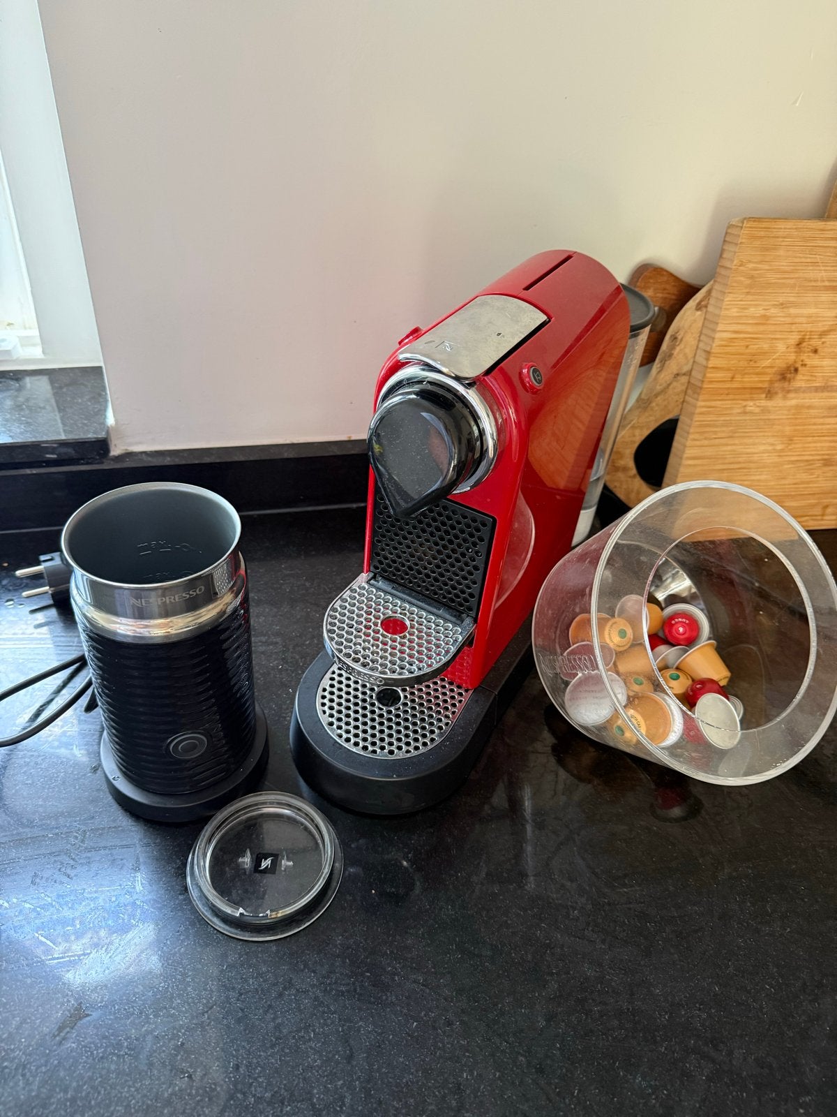 Nespresso Inissia Rood met Aeroccino 3 Melkopschuimer, Espresso apparaat, Ophalen of Verzenden, Zo goed als nieuw, 1 kopje