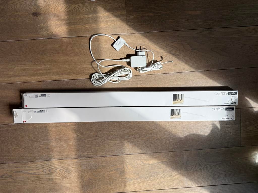 2x IKEA ÖVERSIDAN LED Kastverlichting 96 cm + Adapter, Ophalen, Zo goed als nieuw, Minder dan 50 watt
