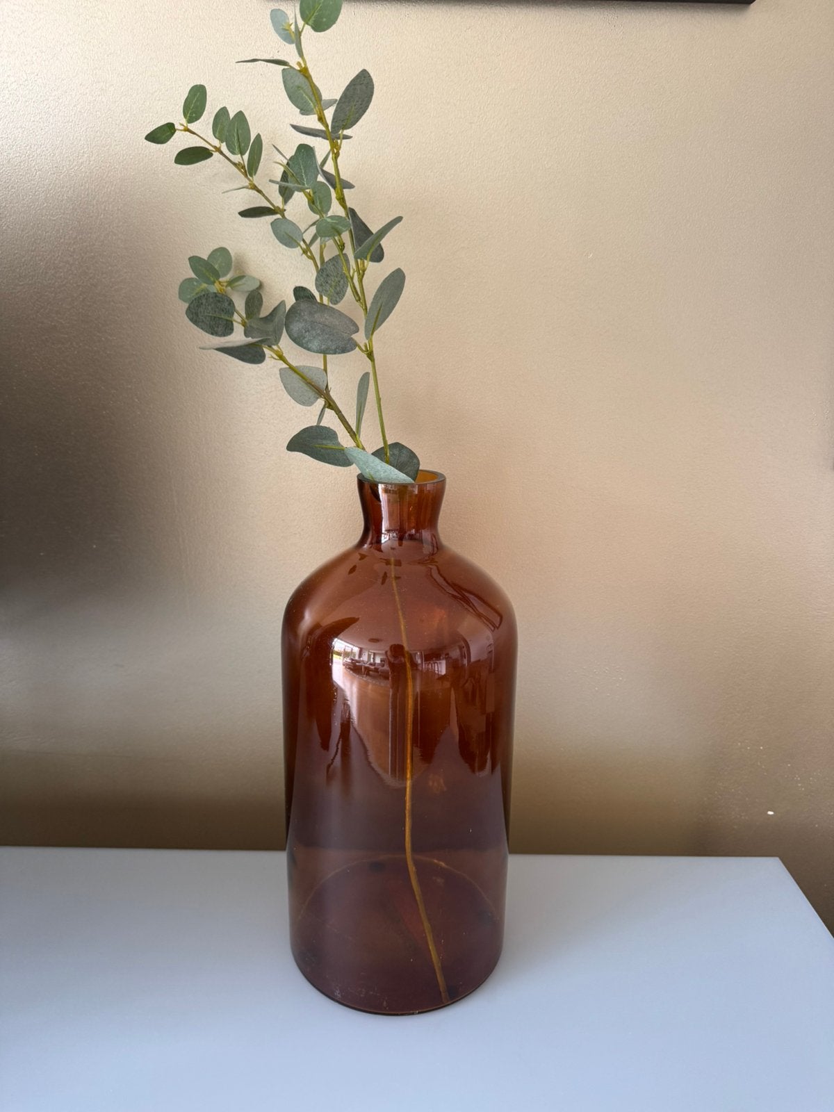 Grote mooie bruine vaas met groene takken, Huis en Inrichting, Ophalen of Verzenden, Minder dan 50 cm, Groen, Glas