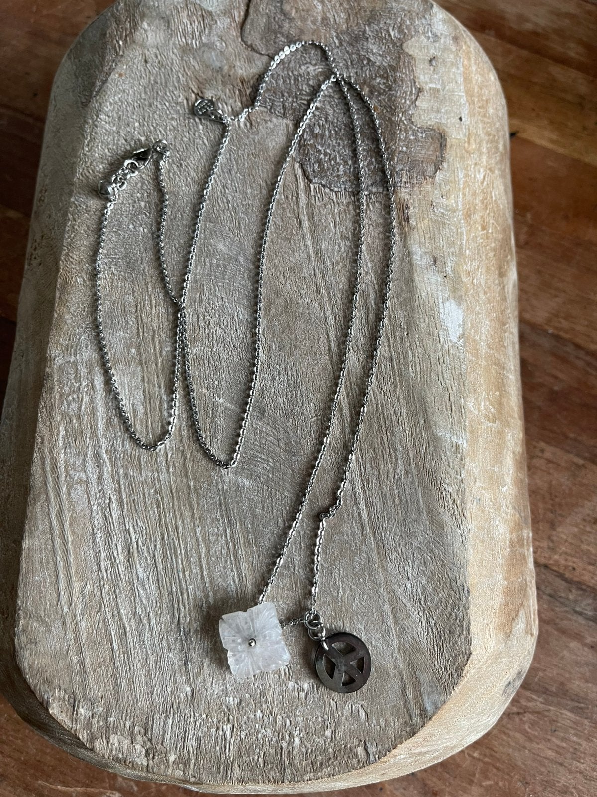 Exoal ketting zilverkleurig met witte bloem en peaceteken, Nieuw, Ophalen of Verzenden, Zilver, Overige materialen