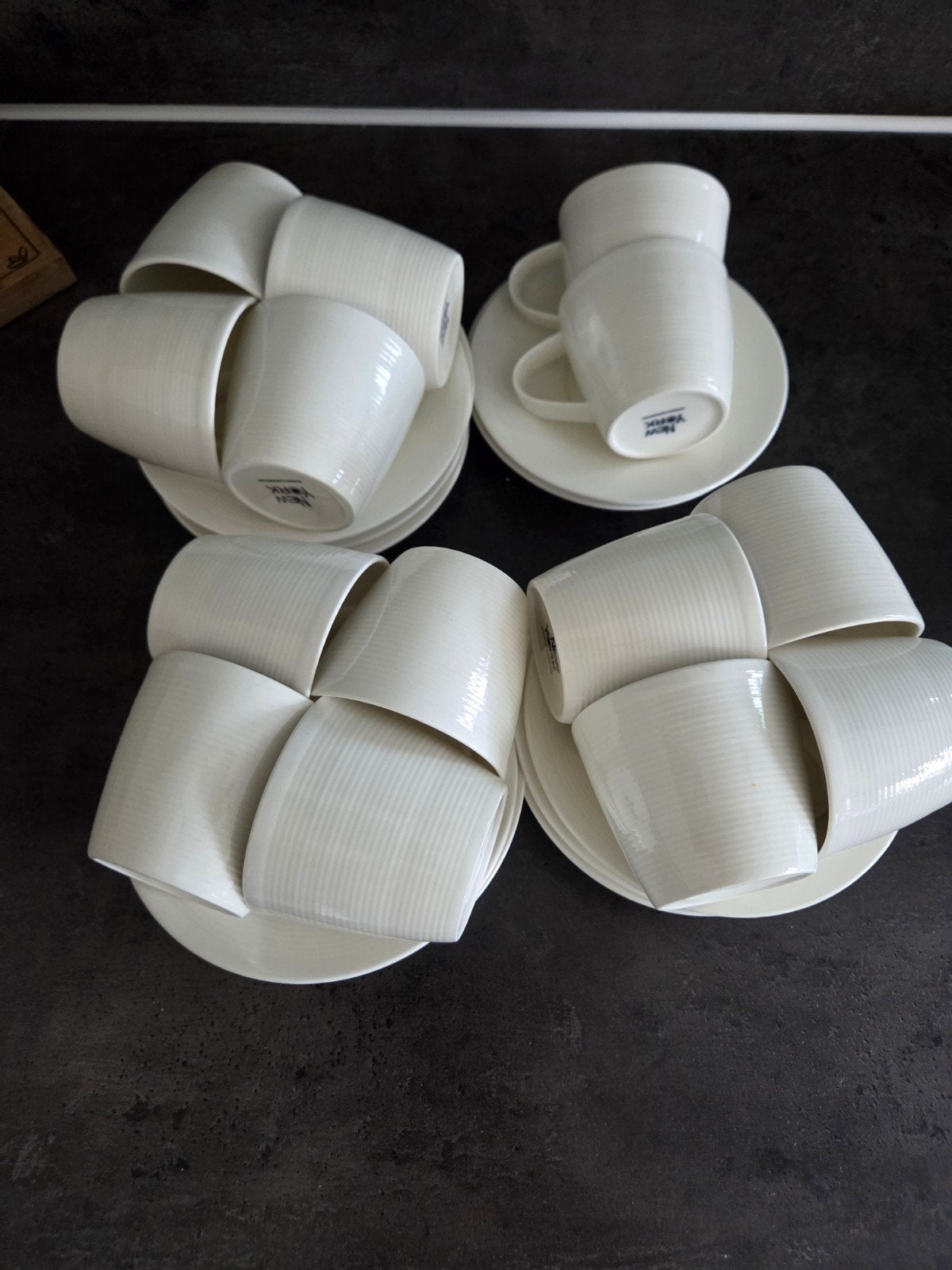 Set van 18 witte kopjes en schotels - New York, Ophalen, Zo goed als nieuw, Overige stijlen, Kop(pen) en/of Schotel(s)