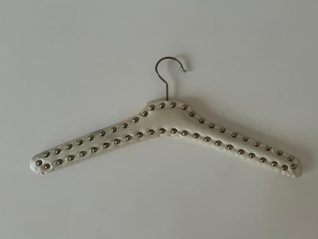 Witte vintage kledinghanger met studs, Ophalen of Verzenden