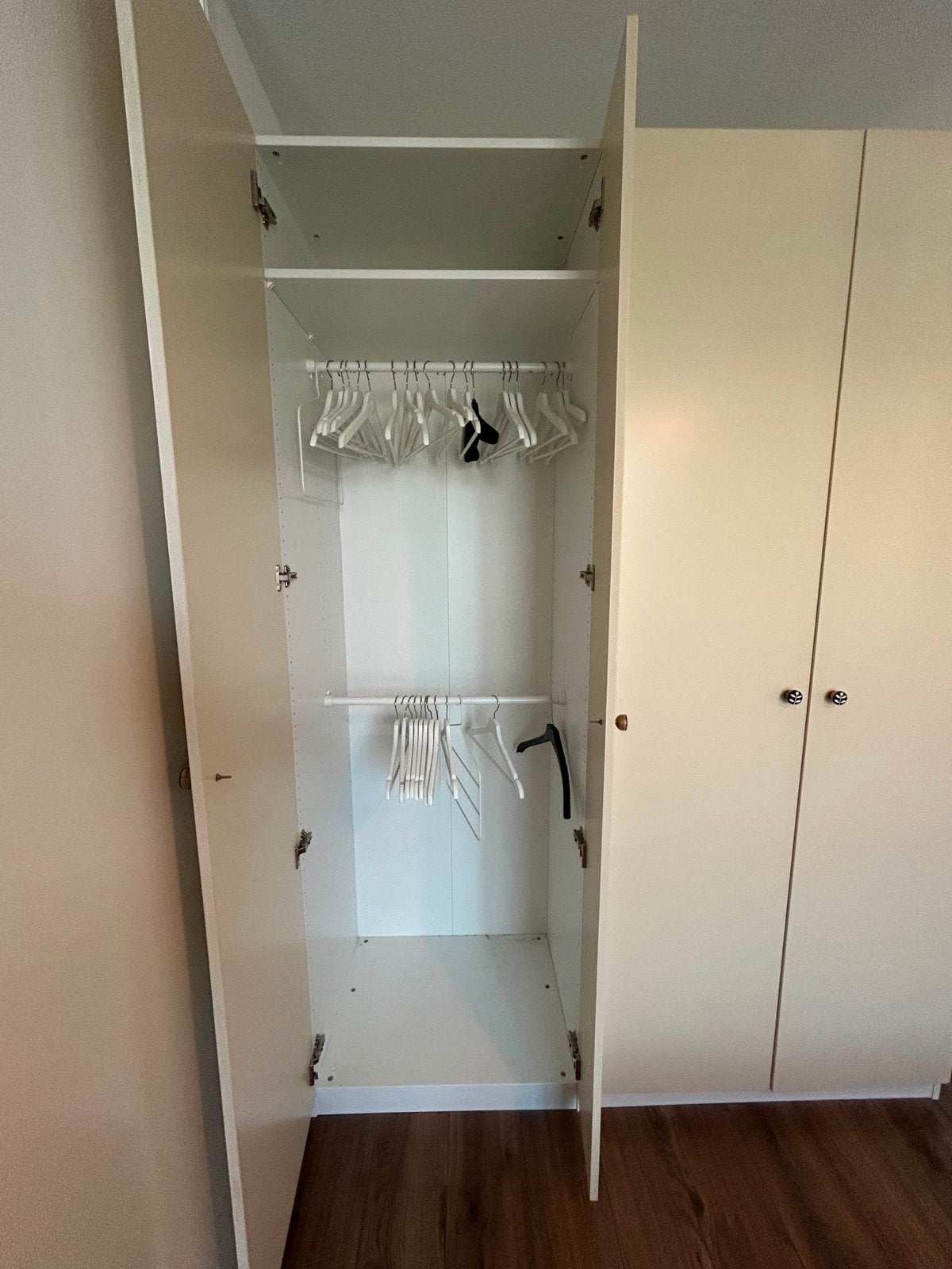 Twee IKEA PAX kledingkasten - Eggshell White - 235x100x60 cm, Ophalen, 100 tot 150 cm, 200 cm of meer, Zo goed als nieuw
