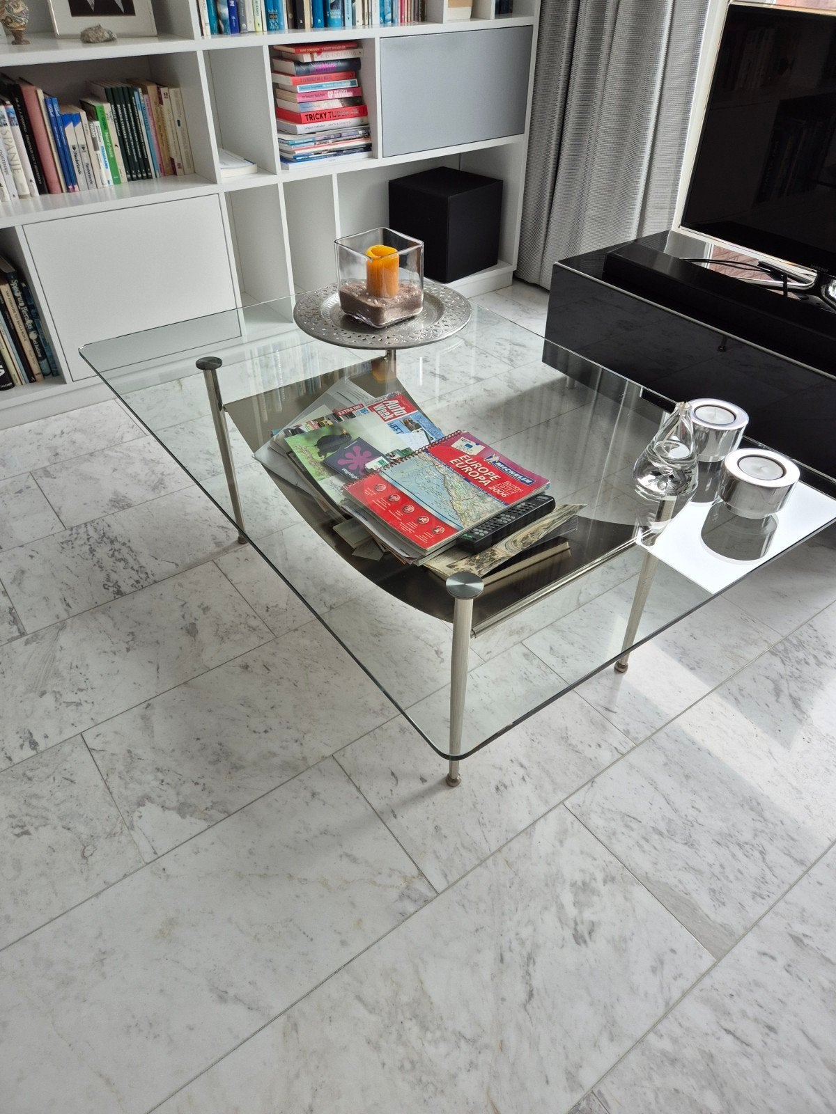 Moderne glazen salontafel met aluminium poten, Huis en Inrichting, Tafels | Salontafels, Ophalen