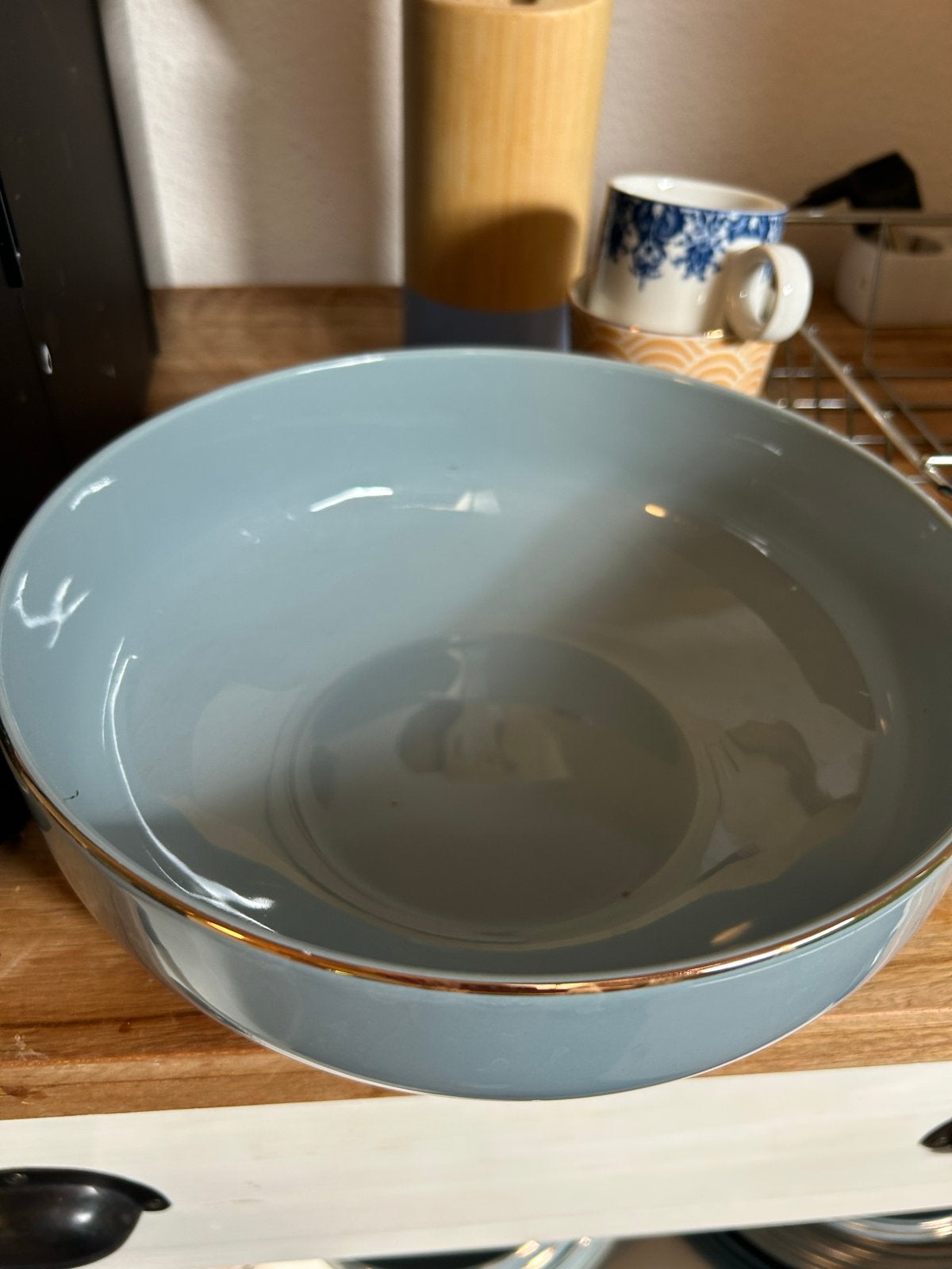 Servies set: borden en kom - lichtblauw met gouden rand, Ophalen, Gebruikt, Keramiek, Compleet servies
