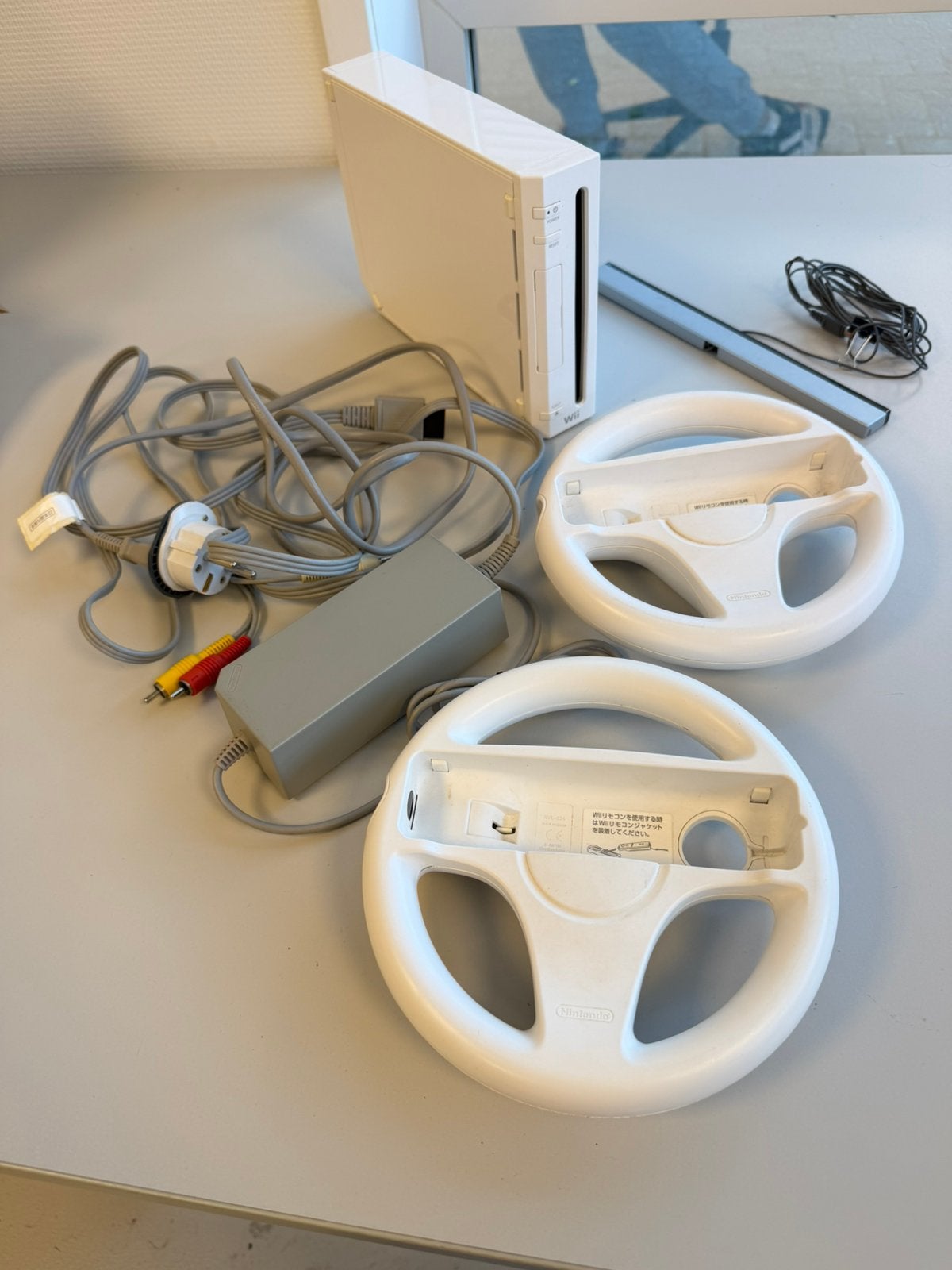 Japanse Nintendo Wii + 2 Stuur Kabels JPN Zonder controllers, Met stuurtje, Ophalen of Verzenden, Zo goed als nieuw, Zonder controller