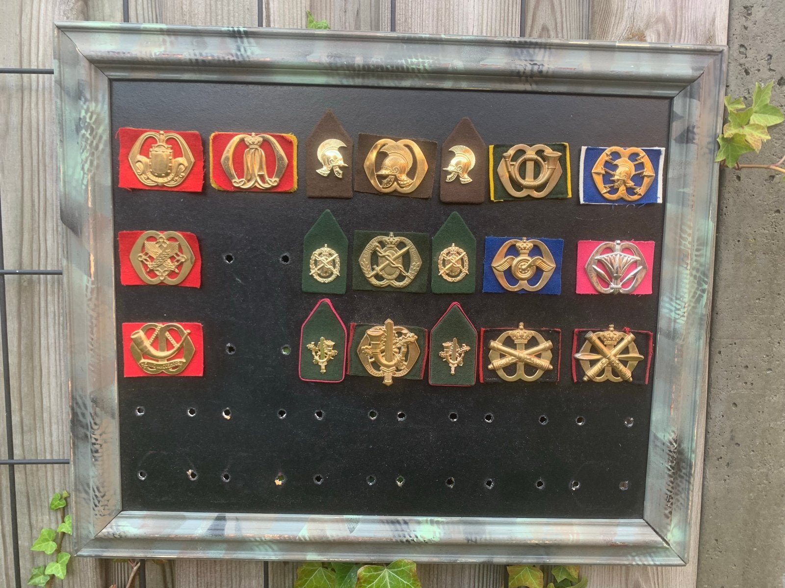 Display Nederlandse Landmacht emblemen - 59x49 cm, Ophalen of Verzenden, Landmacht, Nederland, Embleem of Badge