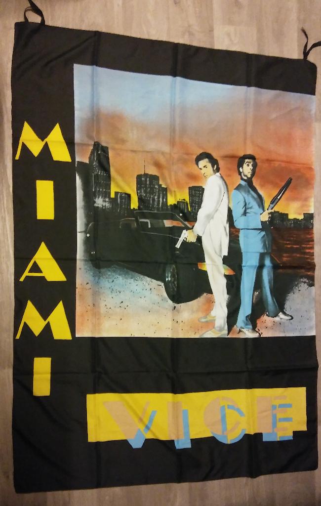 Miami Vice Don Johnson crockett Tubbs serie vlag vintage, Verzamelen, Verzenden, Zo goed als nieuw