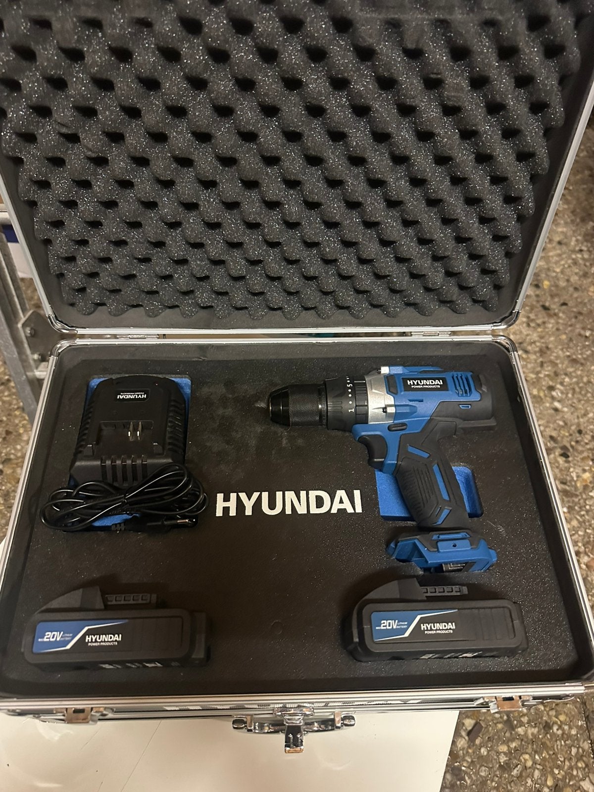 Hyundai 20V accu schroef boor machineset met 100deligige set, Ophalen of Verzenden, Zo goed als nieuw, Boormachine