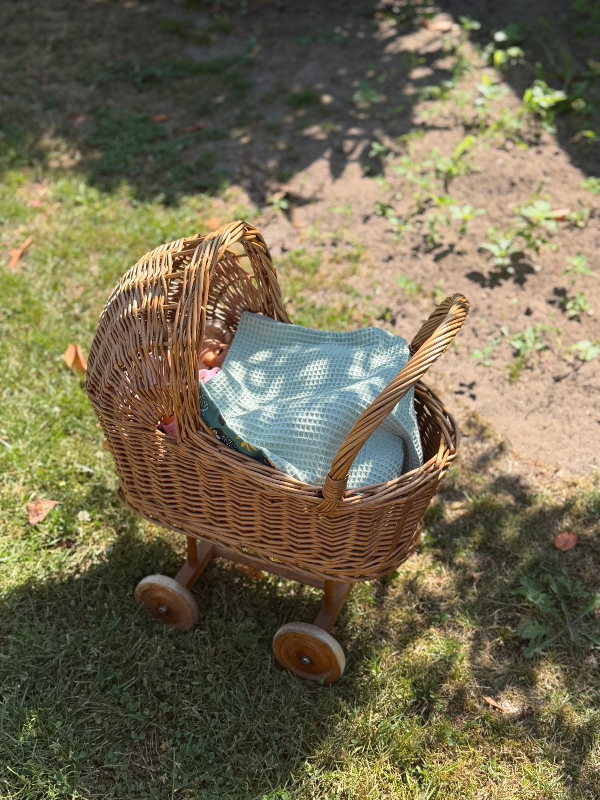 Rieten poppenwagen met twee poppen, Ophalen, Zo goed als nieuw, Babypop