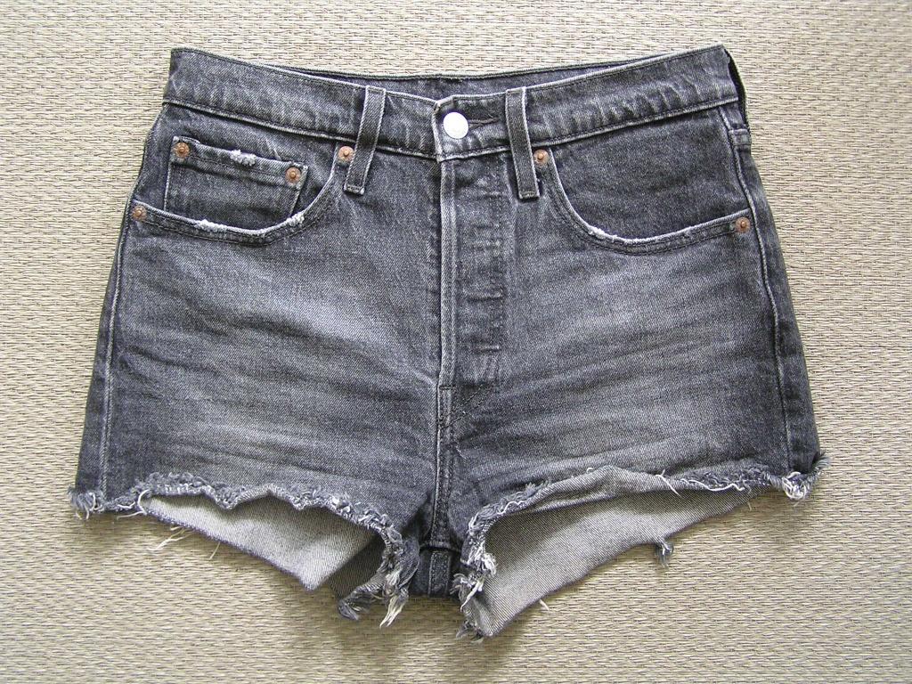 Zwarte Levi's 501 korte broek W26., Kleding | Dames, Spijkerbroeken en Jeans, Zwart, Nieuw, Ophalen of Verzenden, W27 (confectie 34) of kleiner