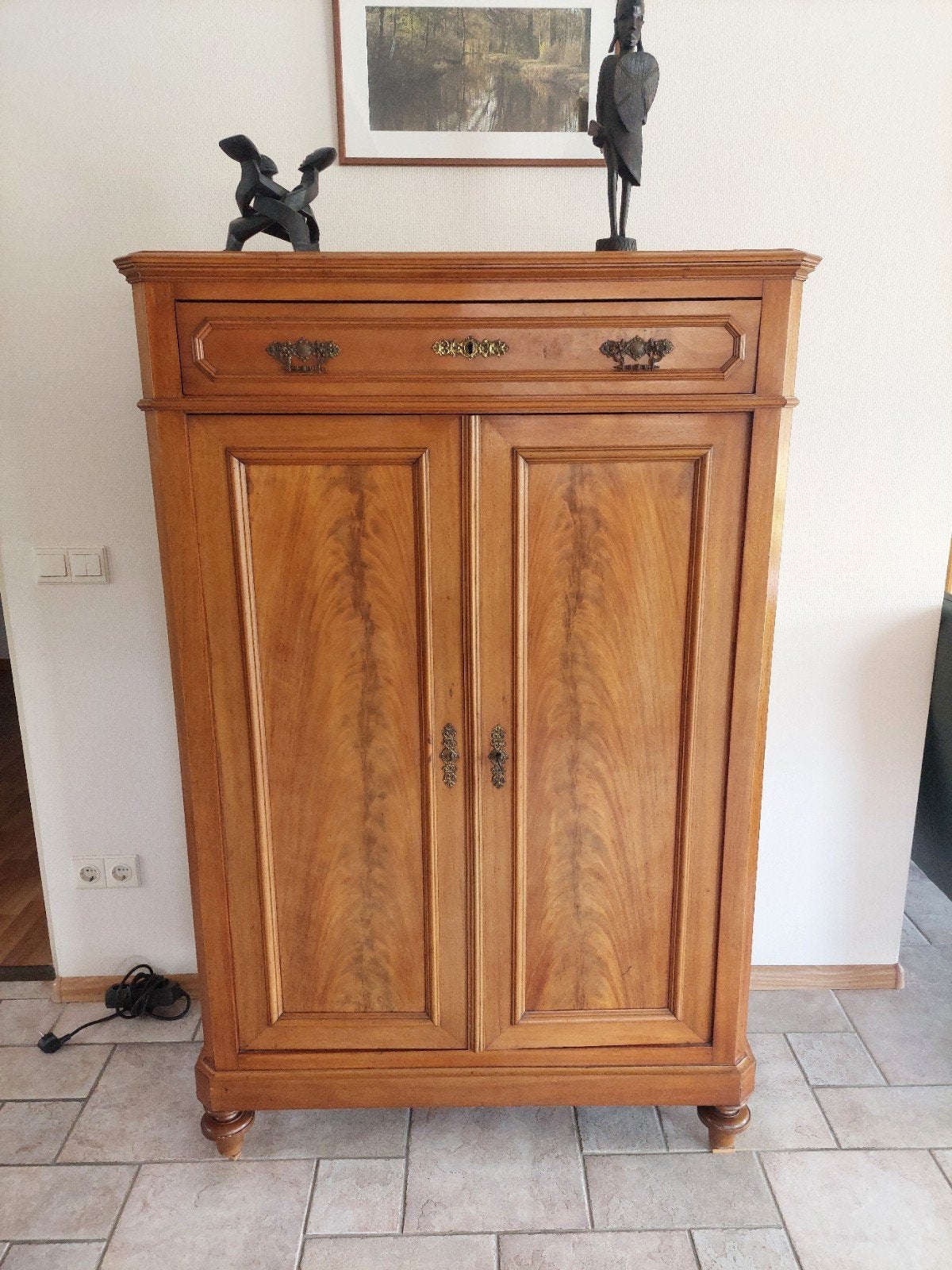 Antieke houten kast met lade en twee deuren, Ophalen