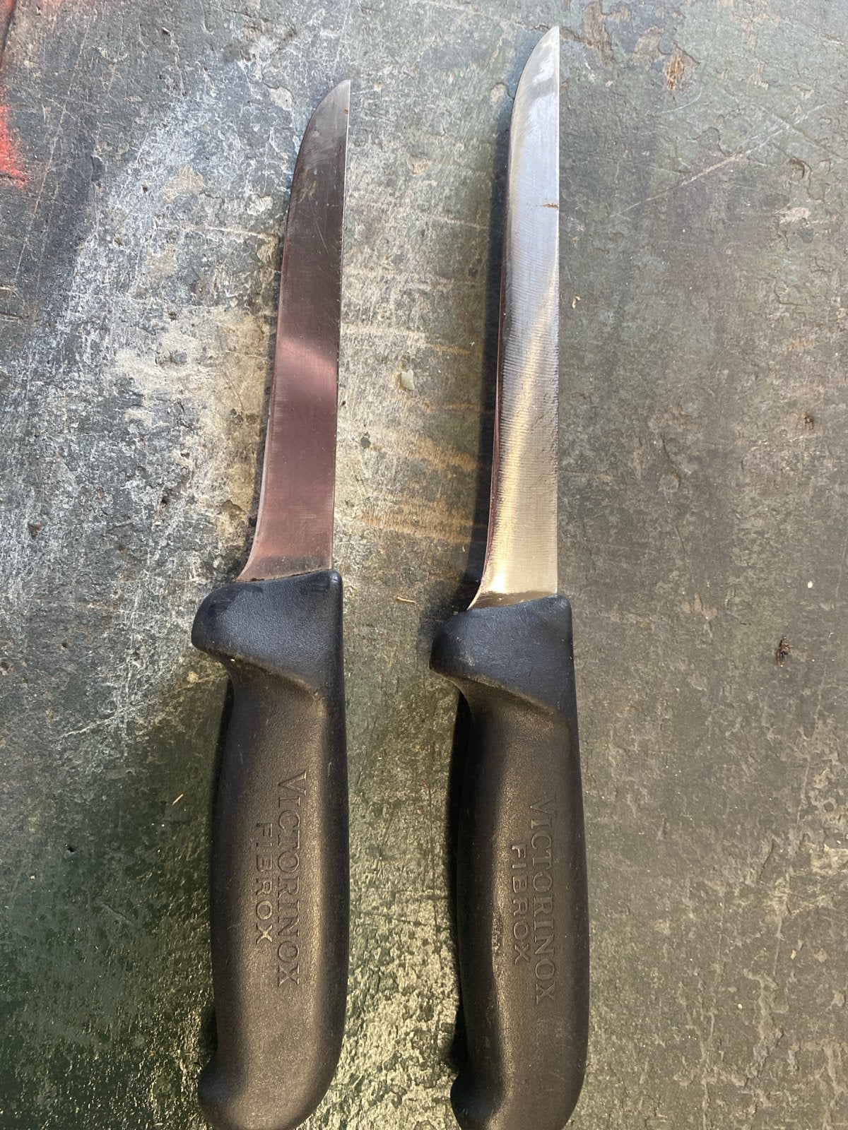 Set van 2 Victorinox Fibrox uitbeenmessen, Huis en Inrichting, Keuken | Bestek, Ophalen of Verzenden, Gebruikt, Overige materialen