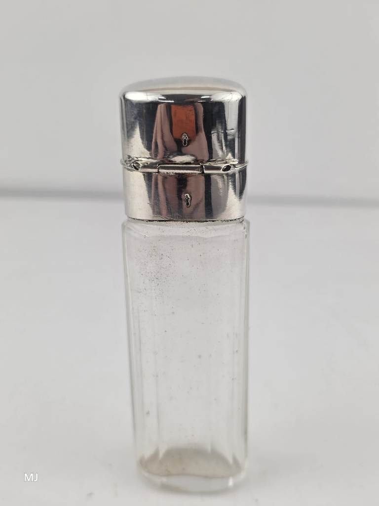 Parfumflesje met zilveren dop                           D135, Gebruikt, ., Ophalen of Verzenden, .