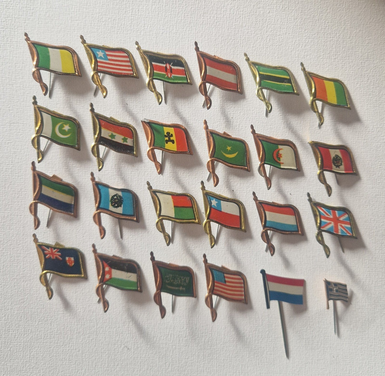 vintage vlaggenspeldjes / vlaggenpins (22 stuks), Verzamelen, Ophalen, Gebruikt, Overige onderwerpen