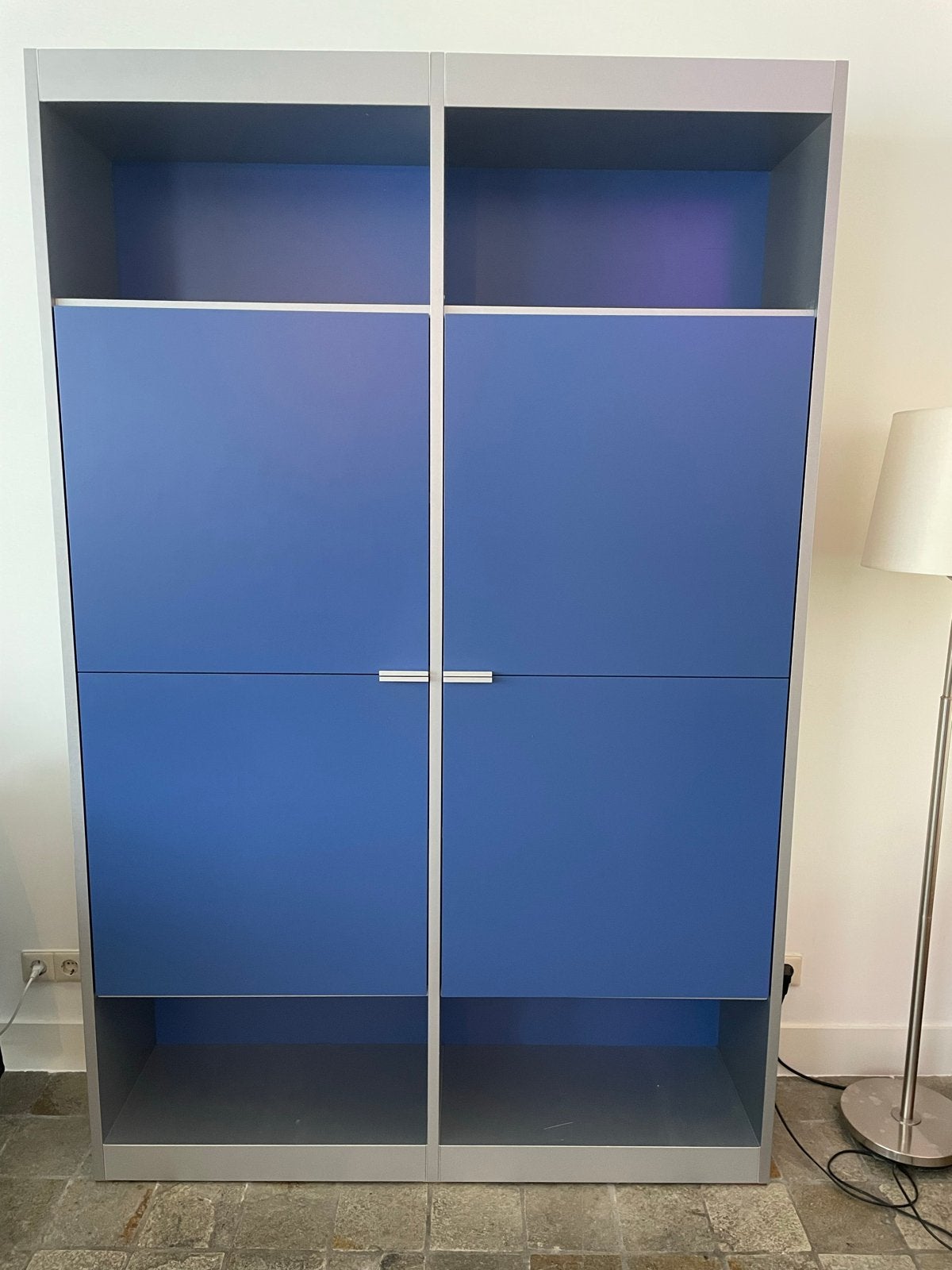 Moderne blauw-grijze kast met deuren en planken, Ophalen, Kunststof, Gebruikt, 100 tot 150 cm