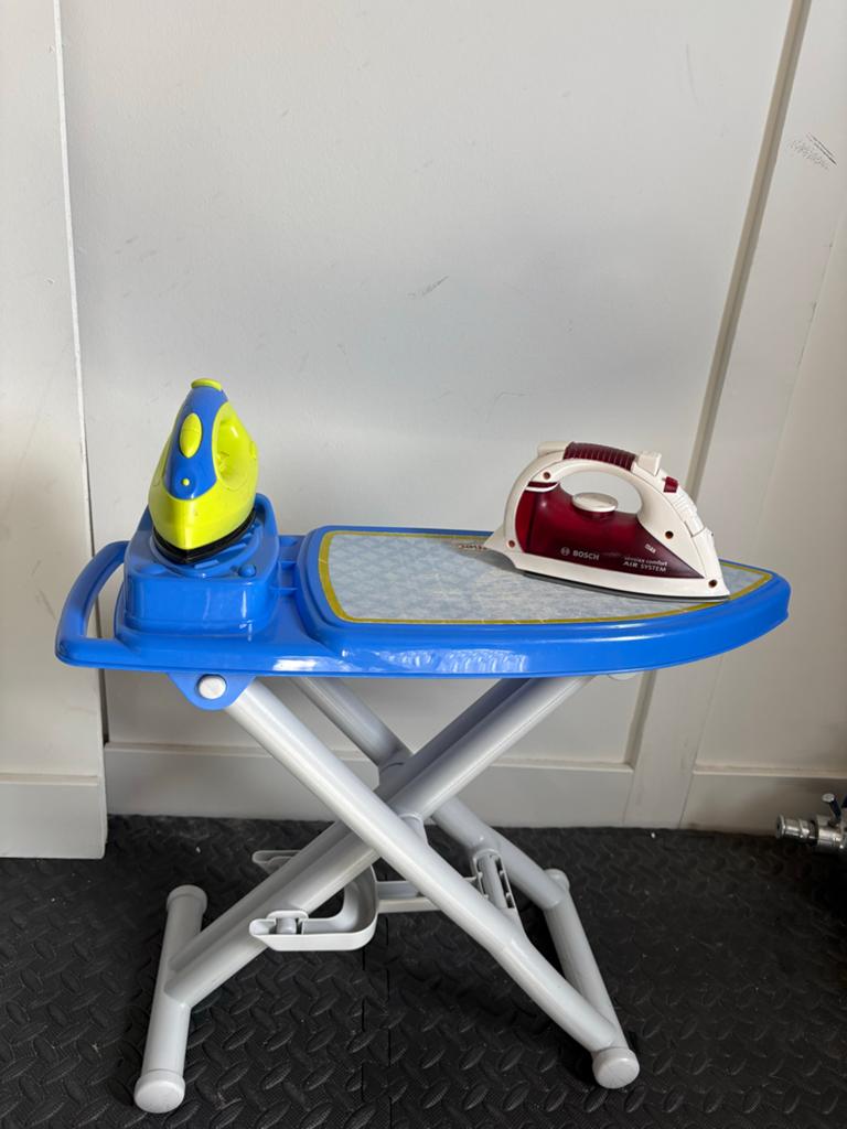 Kinderstrijkplank met twee speelgoedstrijkijzers, Ophalen of Verzenden, Gebruikt, Jongen of Meisje