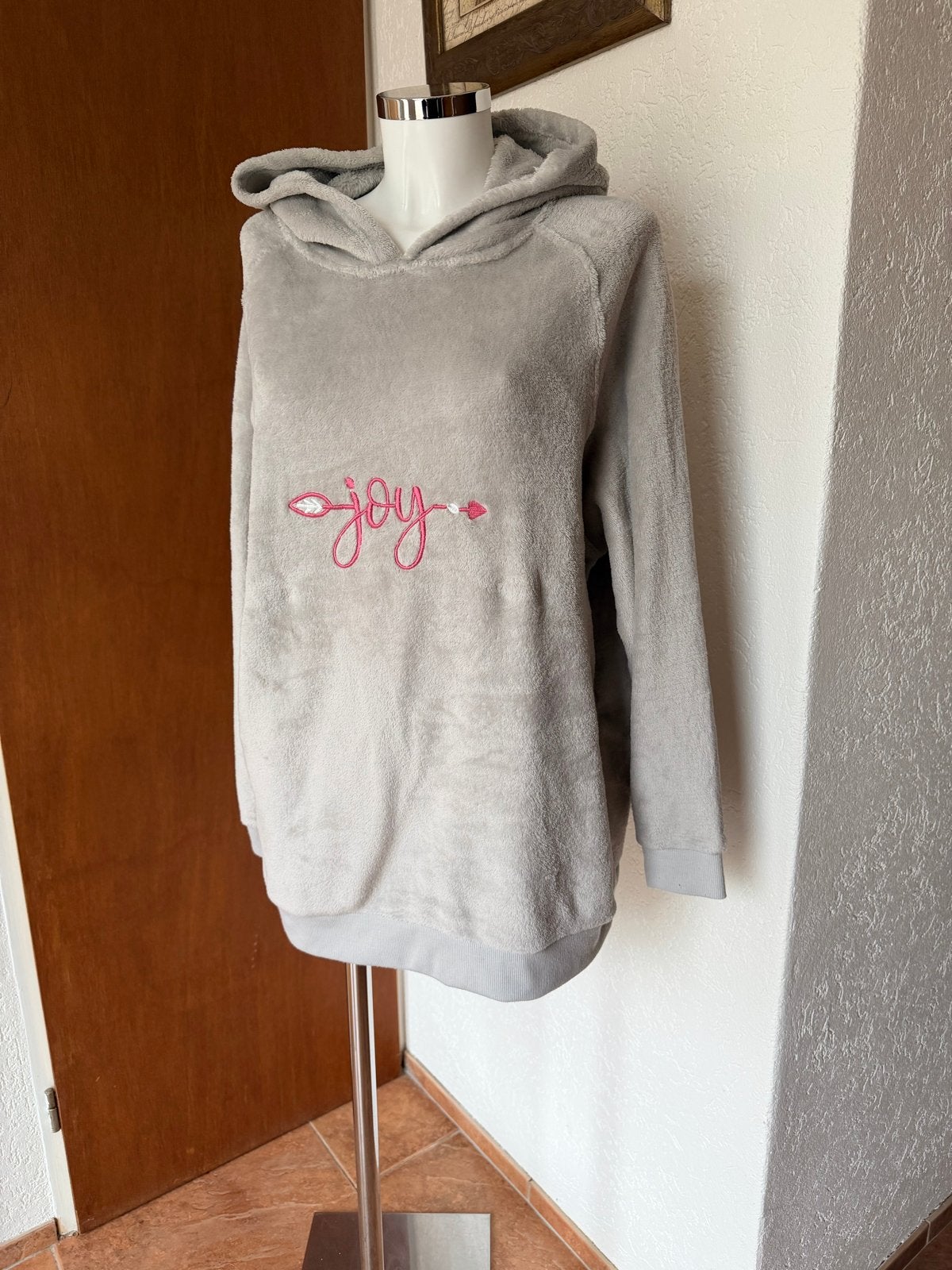 Zachte grijze hoodie met 'joy' opdruk - Maat L, Kleding | Dames, Ophalen of Verzenden, Zo goed als nieuw, Maat 42/44 (L), Grijs