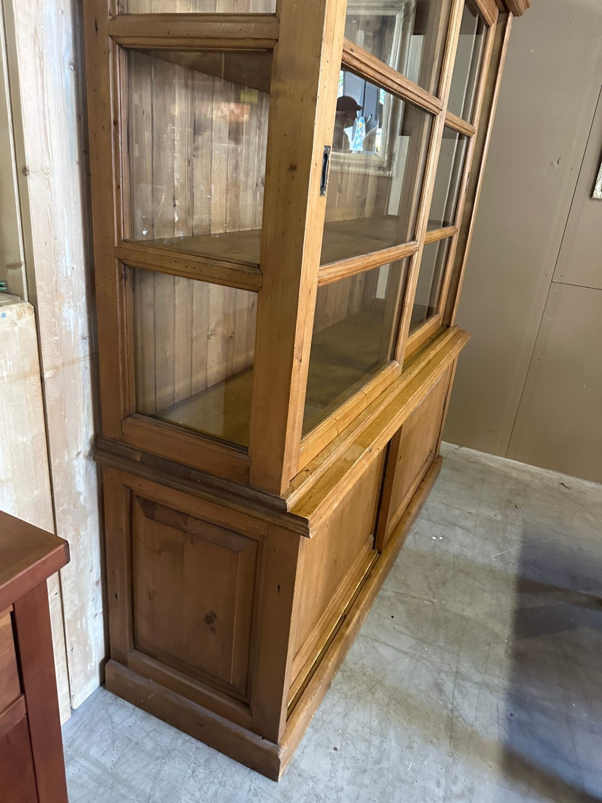 Robuuste grenenhouten vitrine kast met schuifdeuren, Huis en Inrichting, Gebruikt, C, 200 cm of meer, 150 tot 200 cm