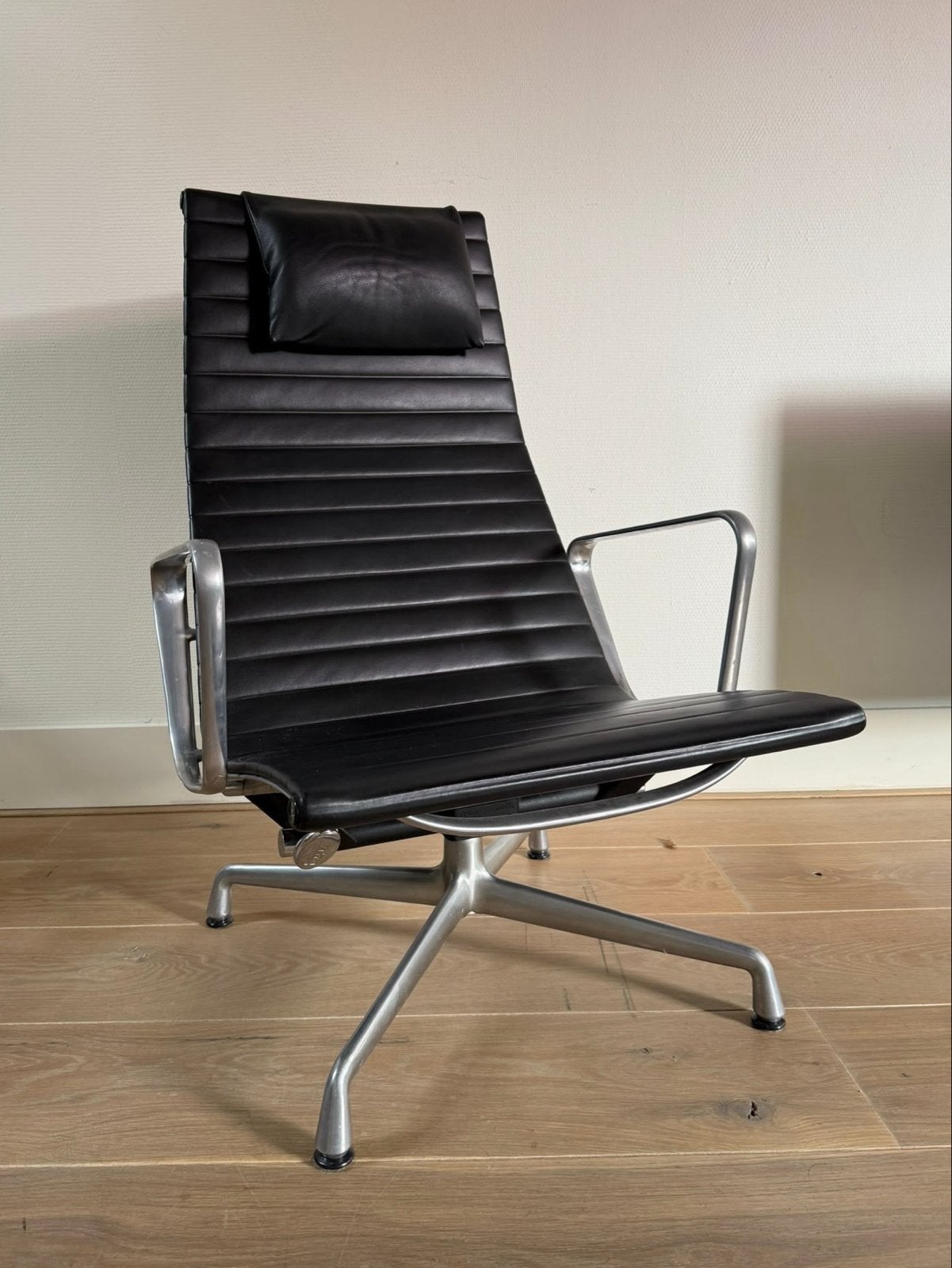 Vitra EA 124 Lounge Chair Zwart Leer, Huis en Inrichting, Ophalen of Verzenden, Zo goed als nieuw, Leer