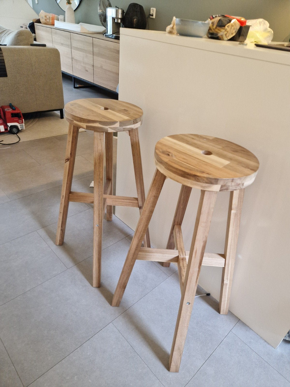 Set van 2 houten IKEA Skogsta barkrukken, Huis en Inrichting, Ophalen, Zo goed als nieuw, 90 cm of meer, Hout