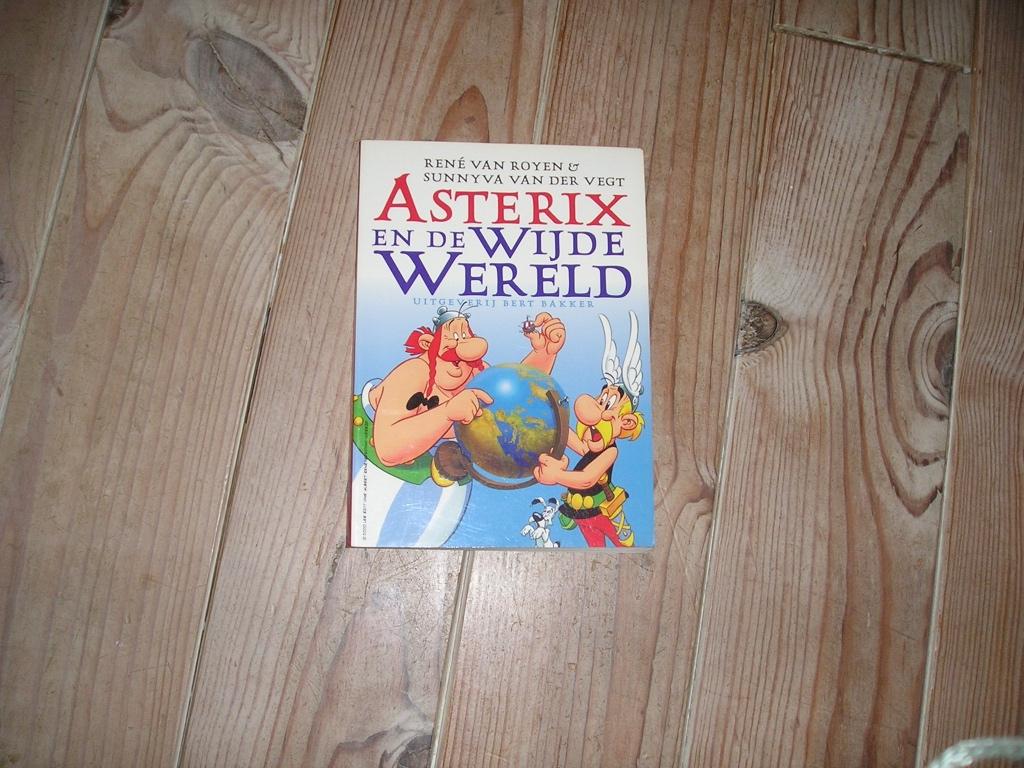 Van Royen/Van der Vegt - Asterix en de wijde wereld, Boeken, Ophalen of Verzenden, Gelezen, Van Royen/Van der Vegt, Europa