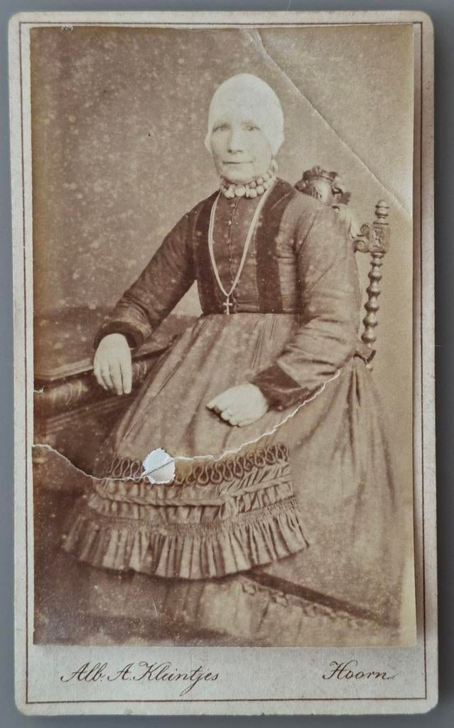 241 cdv vrouw klederdracht Hoorn fotograaf Alb. A. Kleintjes, Verzamelen, Foto's en Prenten, Ophalen of Verzenden, Voor 1940, Gebruikt