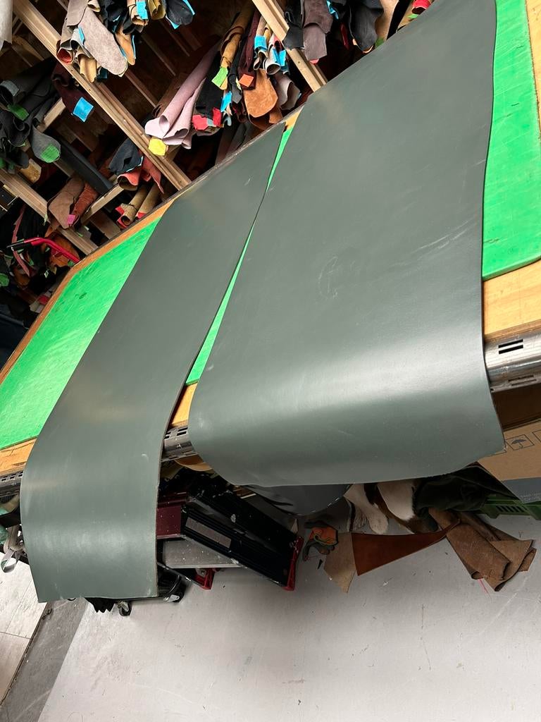 2 soldaat groen tuigleer lappen 3,5-4 mm dikte half soepel, Leer of Kunstleer, Ophalen of Verzenden, Zo goed als nieuw, 30 tot 120 cm