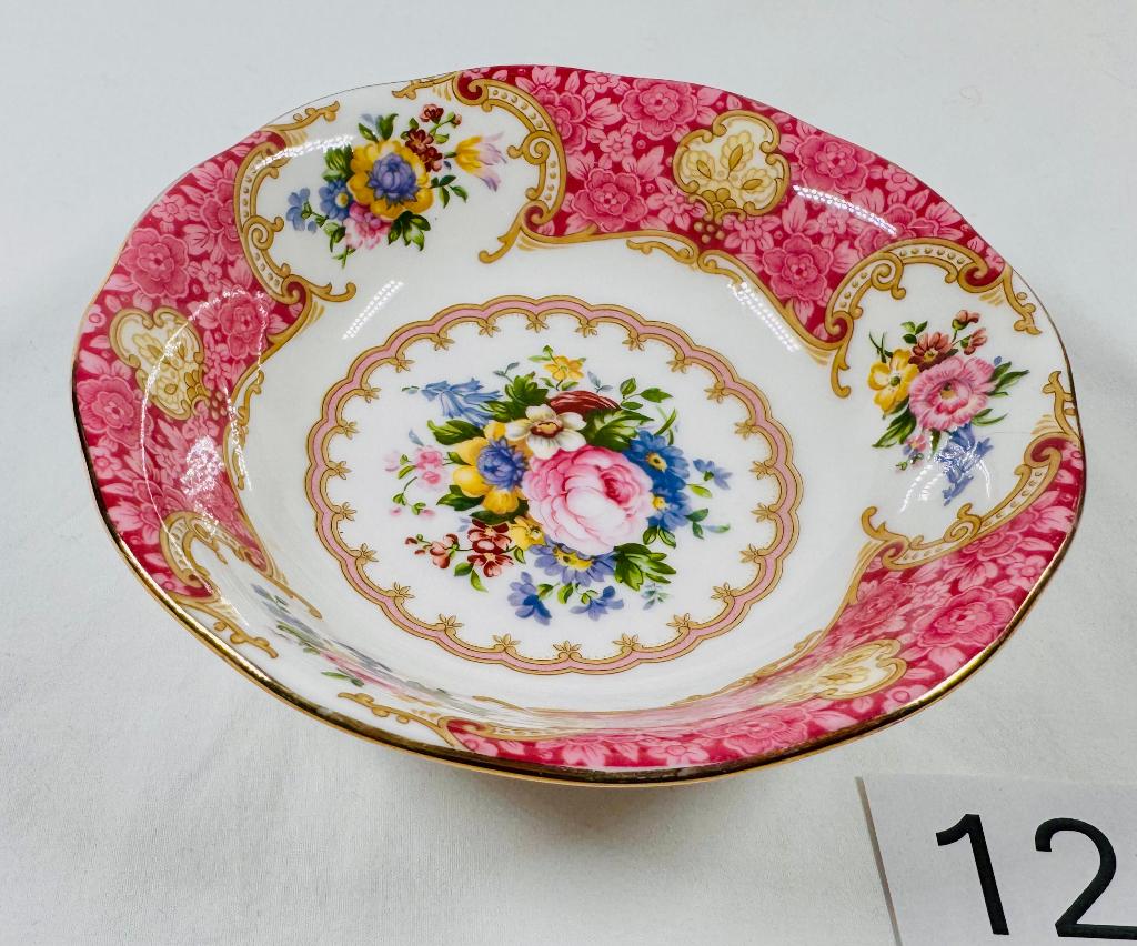 Royal Albert Lady Carlyle Bonbon Schaaltje Vintage, Ophalen of Verzenden, Zo goed als nieuw, Porselein, Bord of Schaal