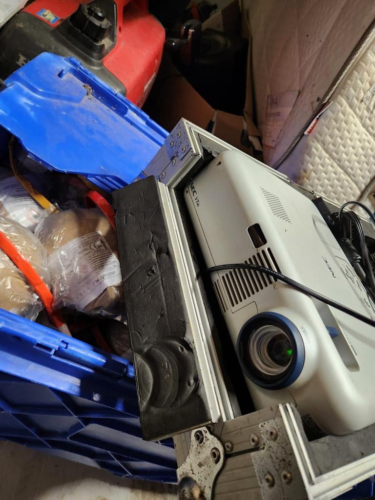 Beamer in kist, Audio, Tv en Foto, Beamers, Gebruikt, DLP, Overige resoluties, NEC