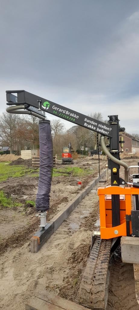 Machinaal opsluitbanden plaatsen
