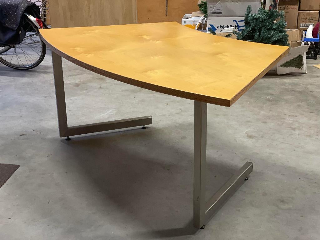 Bureau's, 8 stuks, ronde-/boogvorm – berkenhout + RVS poten, Huis en Inrichting, Bureaus, Gebruikt, Ophalen
