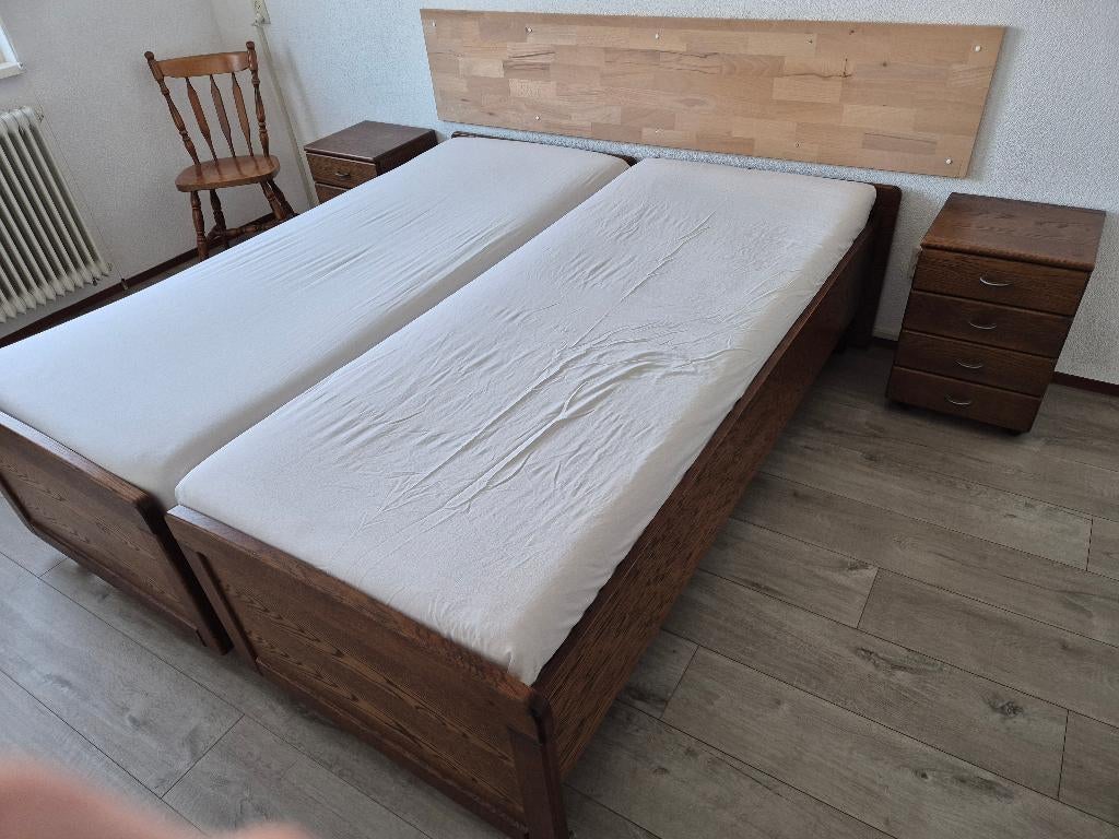 Verrijdbaar en deelbaar tweepersoonsbed met nachtkastjes, Huis en Inrichting, Slaapkamer | Bedden, Ophalen, Gebruikt, Bruin, Tweepersoons