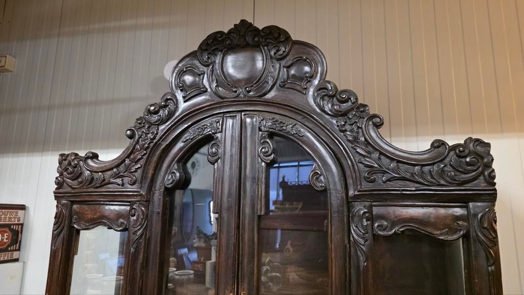 Grote antieke barok vitrinekast, Ophalen