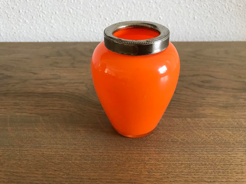 Oud lepelvaasje van oranje glas , brocante, Antiek en Kunst, Curiosa en Brocante, Ophalen of Verzenden