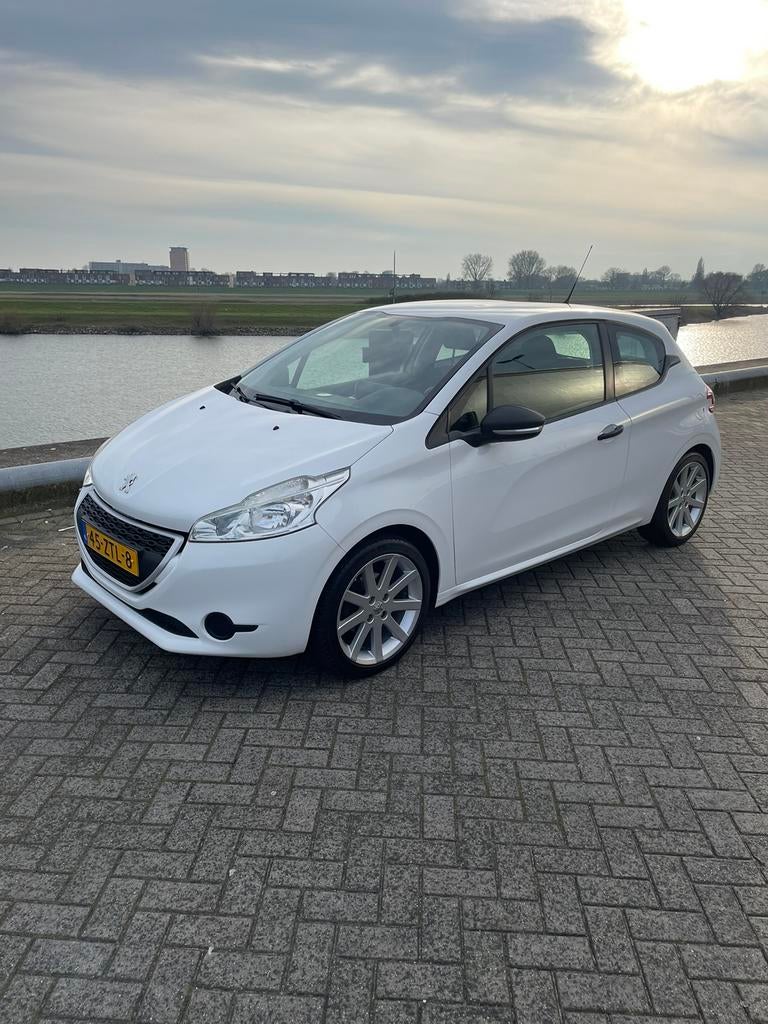 Peugeot 208 1.0 VTI 50KW/68PK 3-D 2013 Wit, Voorwielaandrijving, 450 kg, Origineel Nederlands, Particulier