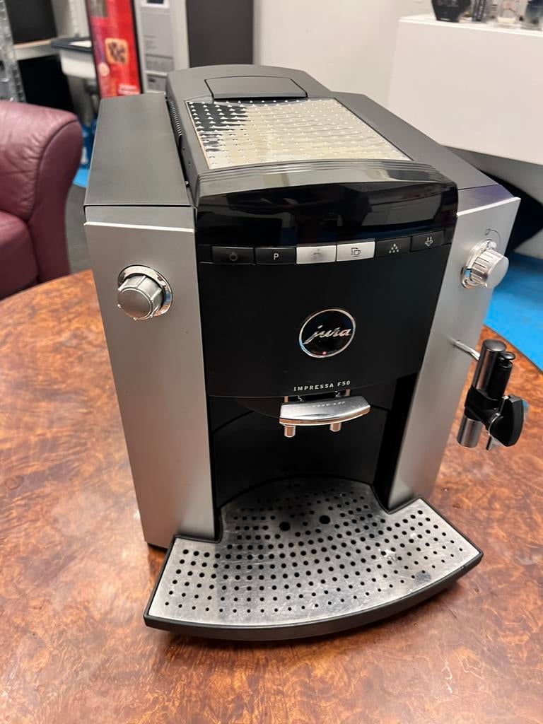 Jura f 50, Witgoed en Apparatuur, Stoompijpje, 10 kopjes of meer, Koffiemachine, Ophalen of Verzenden