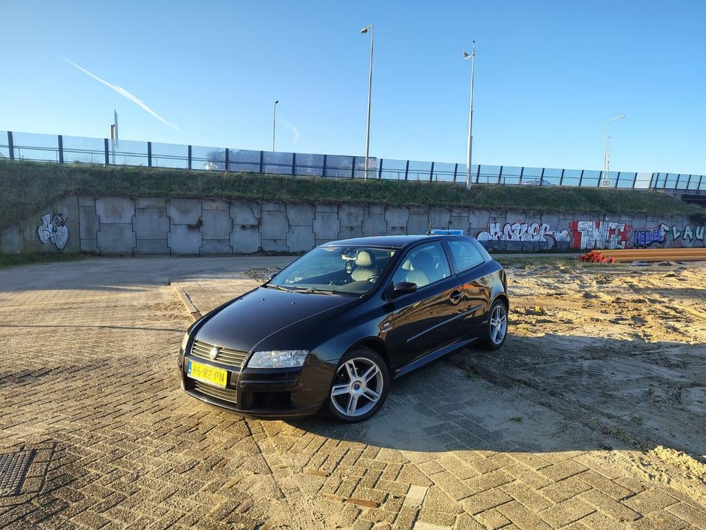Fiat Stilo 2.4 20V 3DR 5M 2007 Zwart, Auto's, Voorwielaandrijving, Zwart, Stilo, Zwart